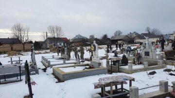 Salve de arme la cimitir, cu militari ai Batalionului 17, Vânători de Munte