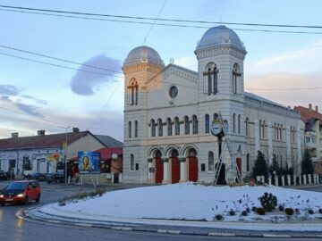 Ceas vintage de peste 30.000 de euro, instalat în centrul municipiului Rădăuți