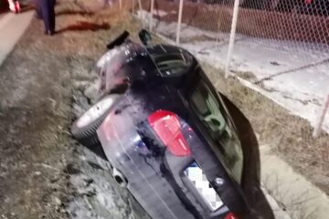 O mașină a ”zburat” într-un șanț, la Dărmănești