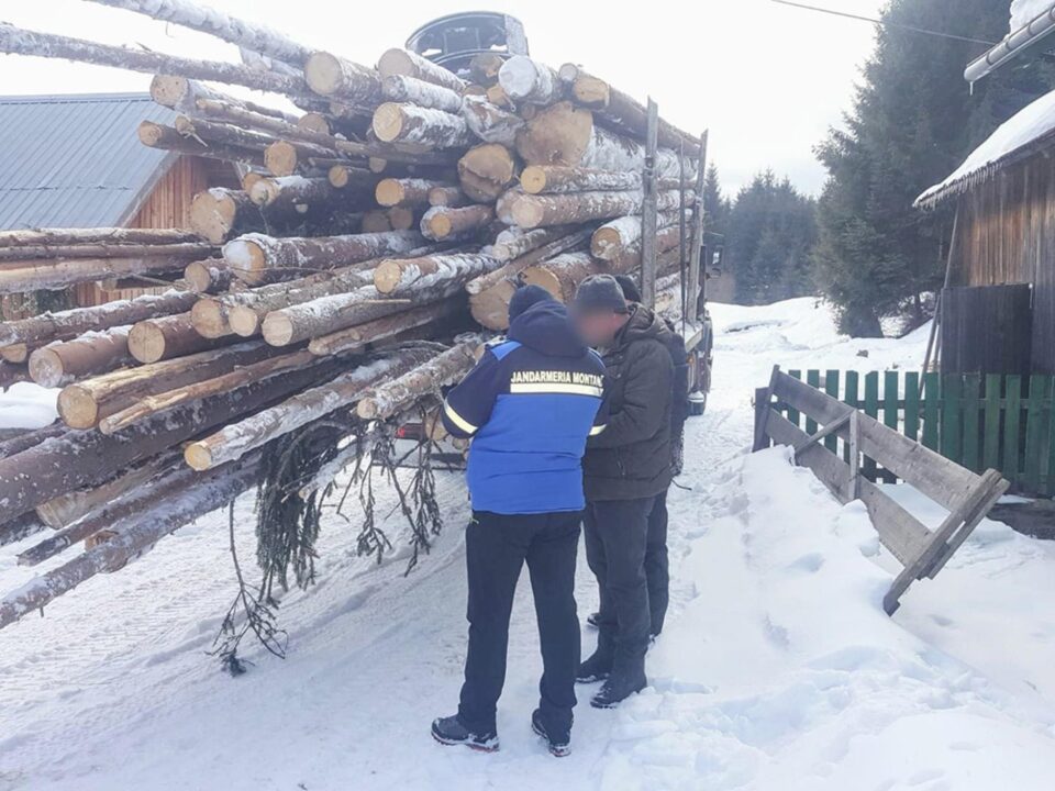 Camionul oprit de jandarmi la Moldovița