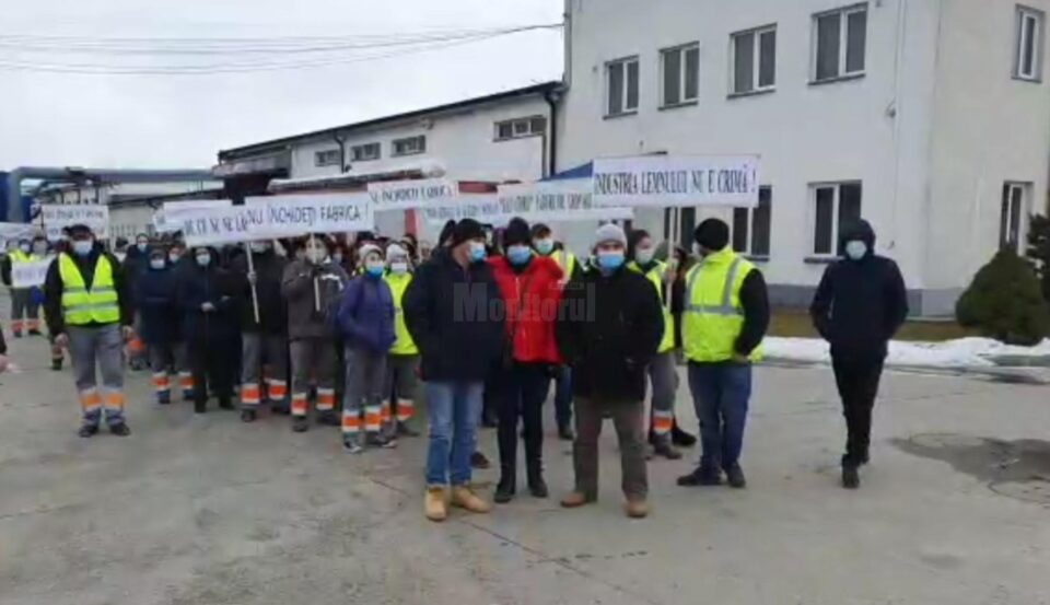 Aproape 300 de angajați ai HS Timber Productions din Siret au protestat față de închiderea acestei fabrici Aproape 300 de angajați ai HS Timber Productions din Siret au protestat față de închiderea acestei fabrici