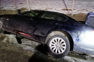 O mașină a ”zburat” într-un șanț, la Dărmănești