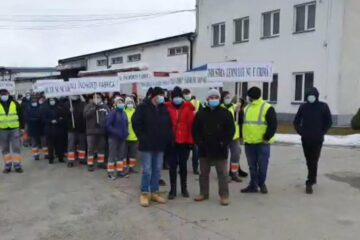 Sute de angajați din Siret ai HS Timber Productions au protestat împotriva închiderii fabricii