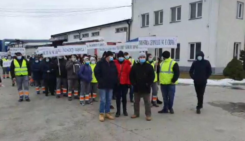 Sute de angajați din Siret ai HS Timber Productions au protestat împotriva închiderii fabricii Sute de angajați din Siret ai HS Timber Productions au protestat împotriva închiderii fabricii
