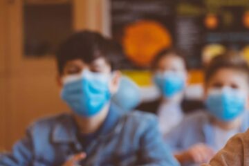 20 de elevi și angajați din școlile sucevene, infectați cu Sars-CoV-2