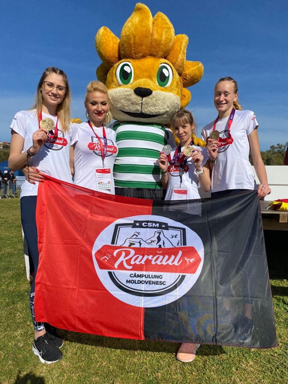 Fetele care au concurat la Cupa Europei la cros, alaturi de antrenoarea Erzilia Timpau Fetele care au concurat la Cupa Europei la cros, alaturi de antrenoarea Erzilia Timpau
