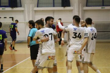 „Universitarii” exulta dupa victoria de la Bacau. Foto handbalmania.ro