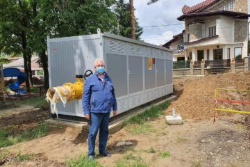Primarul Ion Lungu lângă Stația de Reglare Sector (SRS) pentru gaz metan, montată lângă sediul de Primărie din Burdujeni
