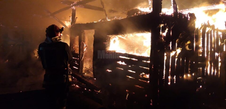 O casă și anexele unei gospodării, distruse într-un puternic incendiu