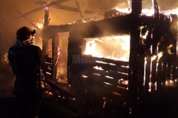 O casă și anexele unei gospodării, distruse într-un puternic incendiu