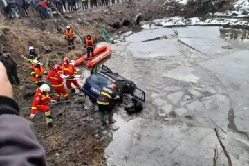 Doi morți în accidentul de la Liteni, după ce o mașină a zburat într-o groapă cu apă