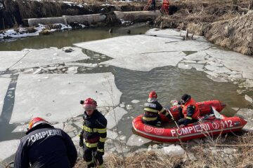 Cel puțin un mort după ce o mașină a zburat într-o groapă adâncă de 8 metri și plină parțial cu apă