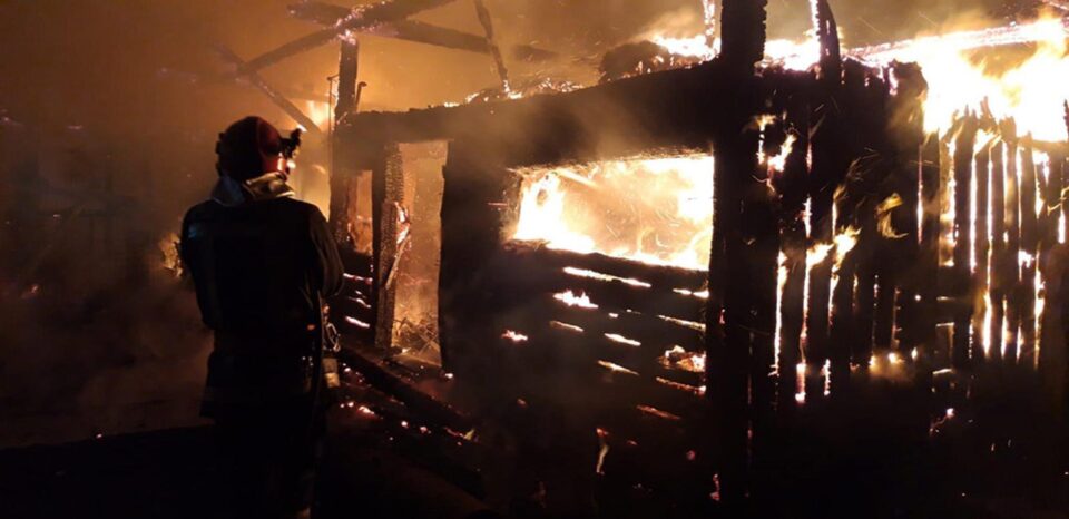 O casă și anexele unei gospodării, distruse într-un puternic incendiu