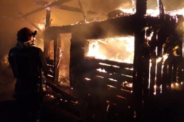O casă și anexele unei gospodării, distruse într-un puternic incendiu