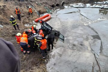 Bunic și nepoată, morți după ce mașina în care se aflau a căzut într-o groapă plină cu apă
