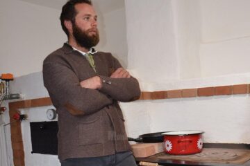 Invitatul întâlnirii este Ionuț Loba, proprietar de gospodărie tradițională