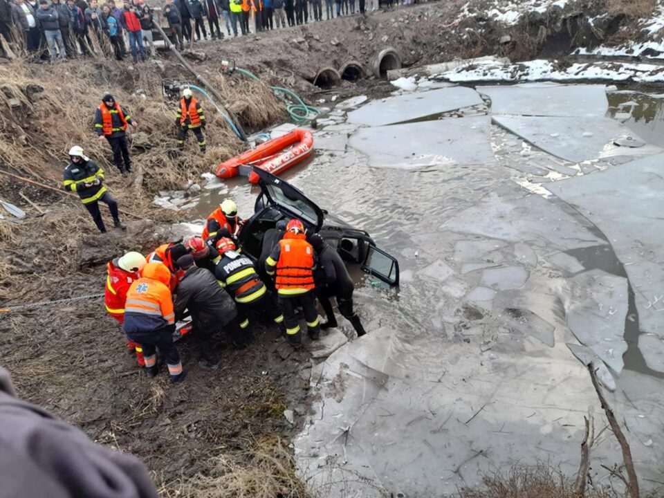 Autoturismul a fost scos la suprafață, iar în interior s-au găsit trupurile neînsuflețite ale bunicului și nepoatei