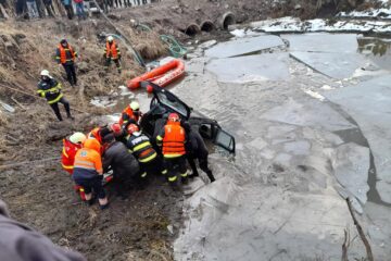 Autoturismul a fost scos la suprafață, iar în interior s-au găsit trupurile neînsuflețite ale bunicului și nepoatei