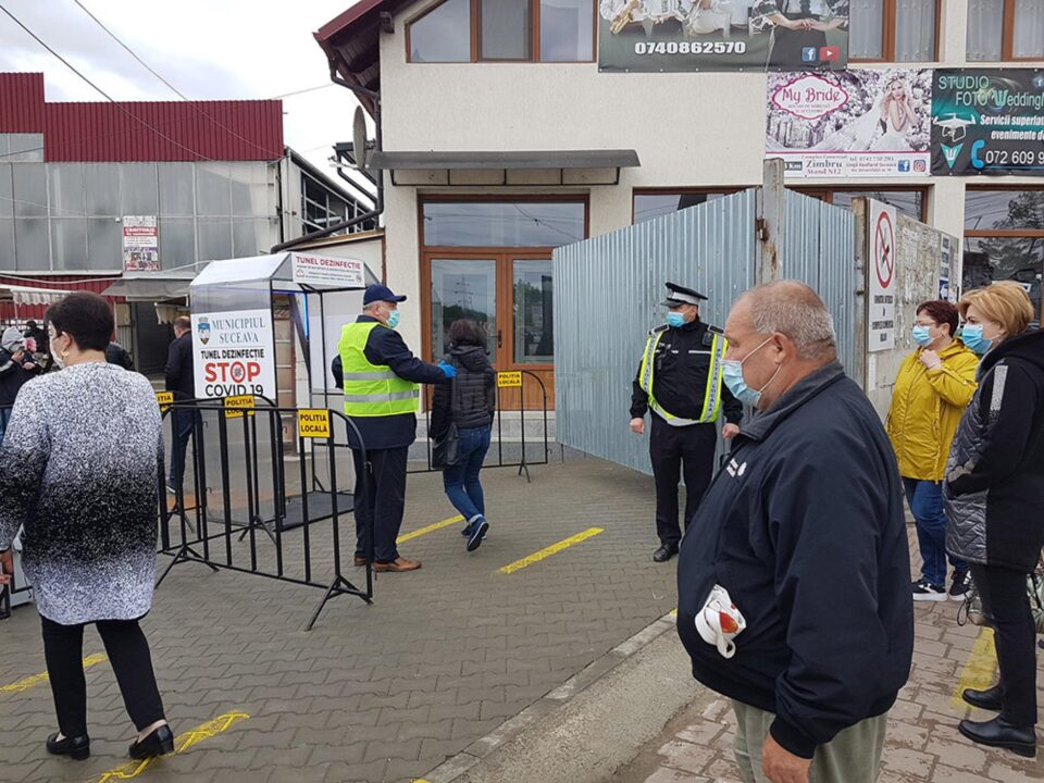 Accesul în Bazarul Sucevei, în continuare restricționat celor nevaccinați sau fără dovada unui test de coronavirus negativ Accesul în Bazarul Sucevei, în continuare restricționat celor nevaccinați sau fără dovada unui test de coronavirus negativ