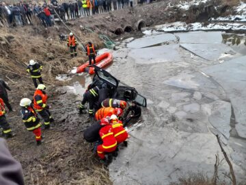 Autoturismul a fost scos la suprafață, iar în interior s-au găsit trupurile neînsuflețite ale bunicului și nepoatei