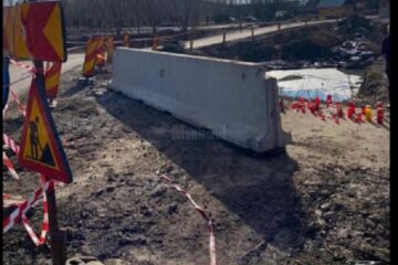 Parapet din beton în dreptul gropii în care au murit doi oameni