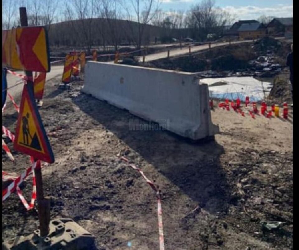 Parapet din beton în dreptul gropii în care au murit doi oameni