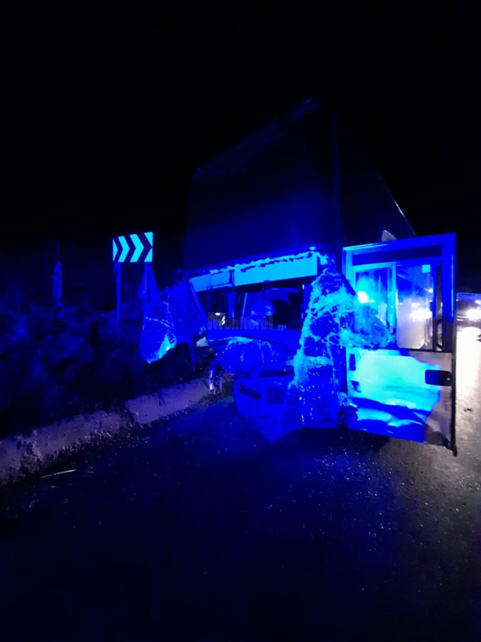 Un tânăr de 21 de ani, din Vama, mort după ce a intrat în autocarul de pe contrasens