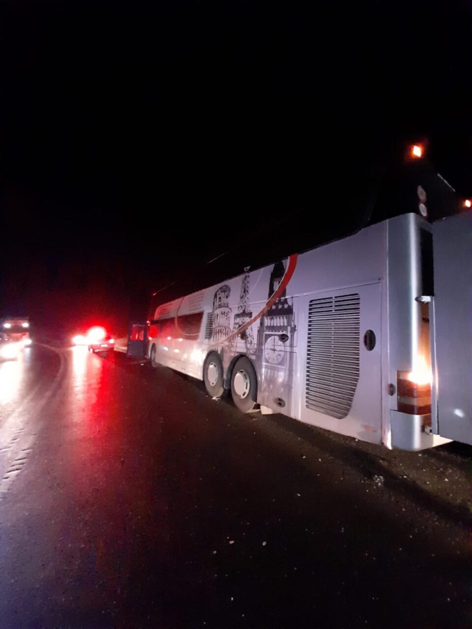Un tânăr de 21 de ani, din Vama, mort după ce a intrat în autocarul de pe contrasens