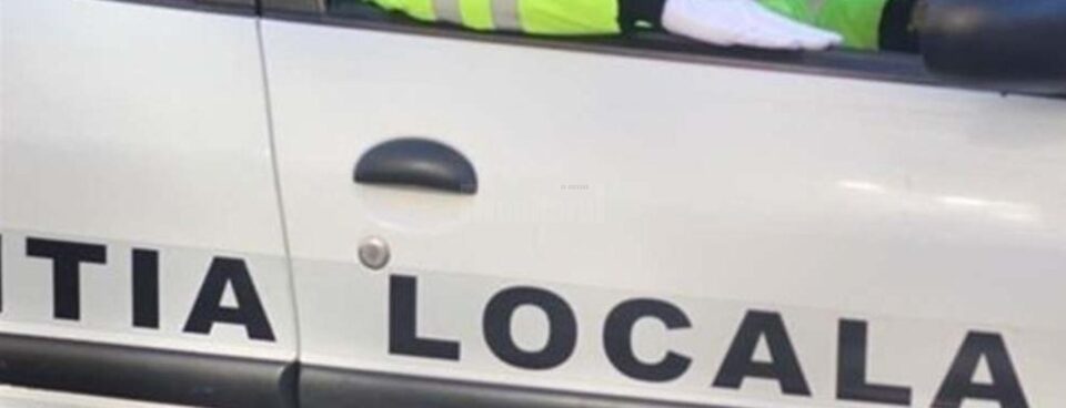 Echipaj de la Poliția Locală Fălticeni, cercetat penal după ce ar fi apostrofat o fată pe trecerea de pietoni Echipaj de la Poliția Locală Fălticeni, cercetat penal după ce ar fi apostrofat o fată pe trecerea de pietoni