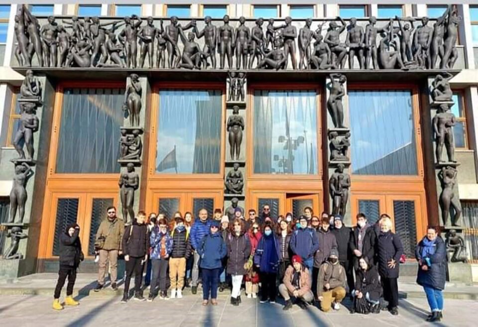 Elevi și profesori de la Colegiul de Artă Suceava au participat la un schimb de experiență în Slovenia Elevi și profesori de la Colegiul de Artă Suceava au participat la un schimb de experiență în Slovenia