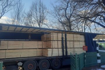 Camion de peste 35.000 de euro, încărcat cu cherestea de rășinoase, confiscat de Garda Forestieră Suceava