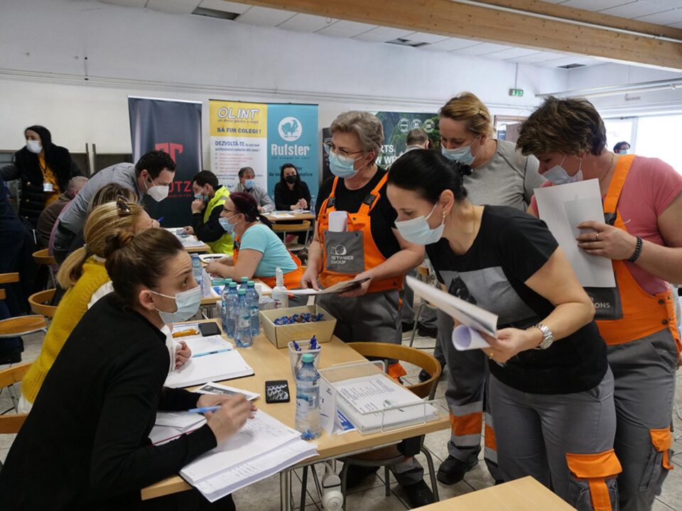 Femei interesate de oferta de locuri de muncă a unei firme
