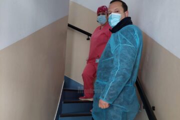 Prefectul Alexandru Moldovan, pe scara de acces către saloanele unde sunt internați pacienții cu Covid-19