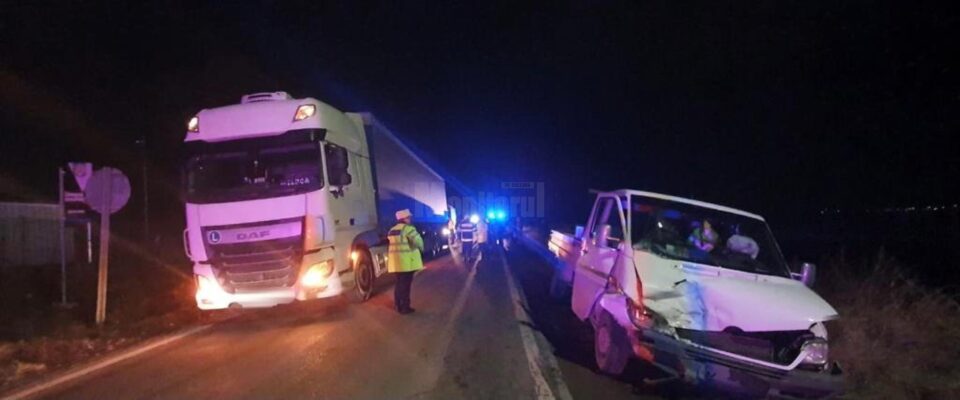Un vehicul greu, o autoutilitară și un autoturism au fost implicate într-un accident rutier Un vehicul greu, o autoutilitară și un autoturism au fost implicate într-un accident rutier