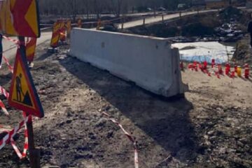 Parapet din beton în dreptul gropii în care au murit doi oameni
