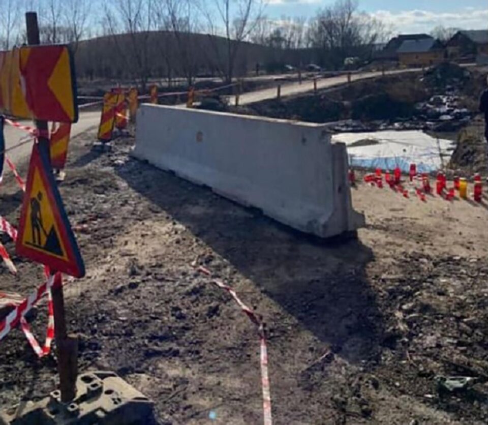Parapet din beton în dreptul gropii în care au murit doi oameni