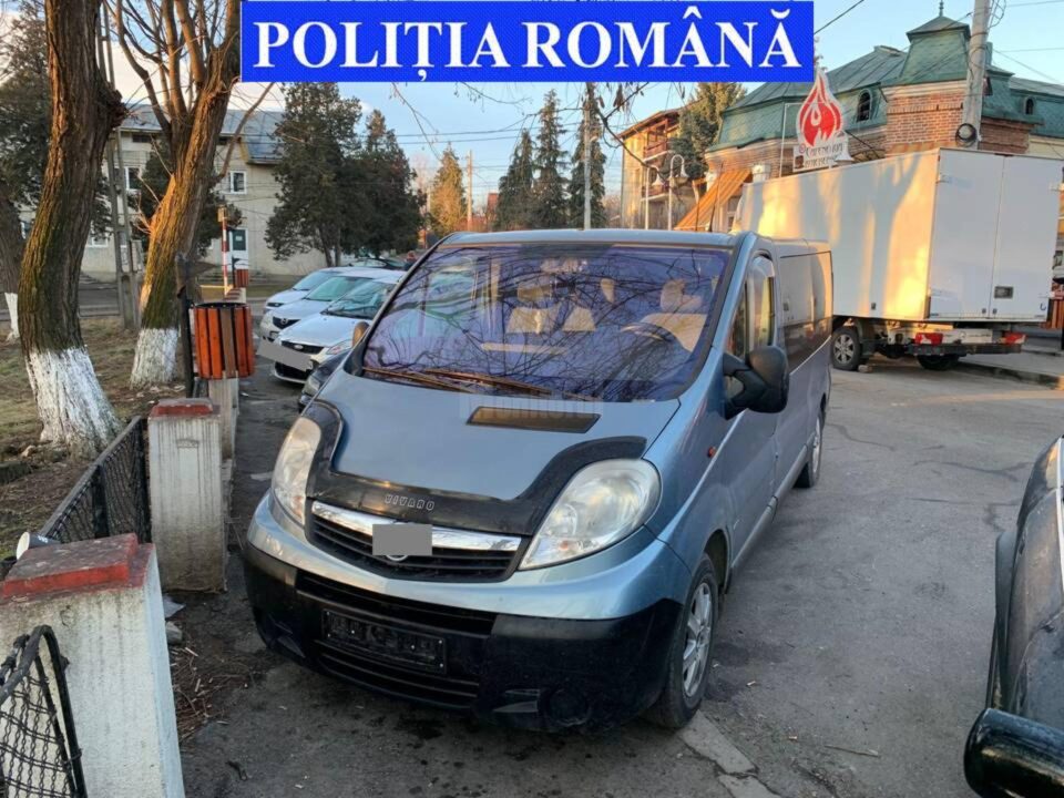 Două microbuze transportau elevi deși nu aveau licențe necesare