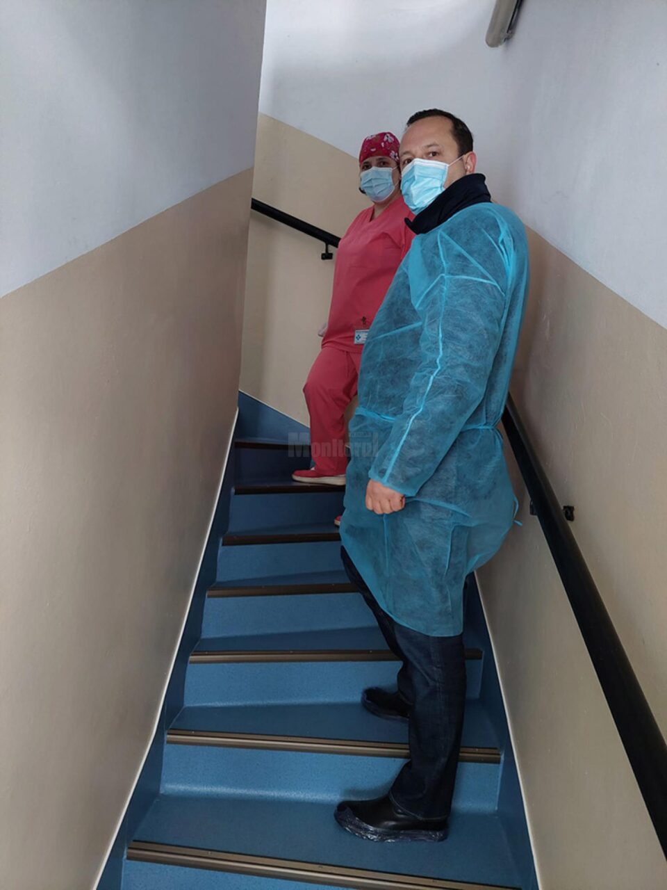 Prefectul Alexandru Moldovan, pe scara de acces către saloanele unde sunt internați pacienții cu Covid-19 Prefectul Alexandru Moldovan, pe scara de acces către saloanele unde sunt internați pacienții cu Covid-19