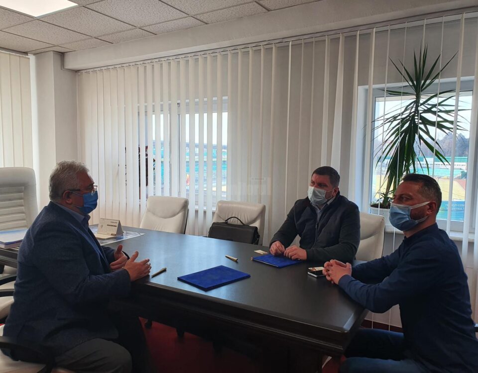 Primarul Ion Lungu a semnat contractul pentru realizarea documentației parcului fotovoltaic cu reprezentanții firmei SC 2 GMG Construct SRL Cluj Napoca 4