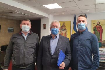 Primarul Ion Lungu a semnat contractul pentru realizarea documentației parcului fotovoltaic cu reprezentanții firmei SC 2 GMG Construct SRL Cluj Napoca