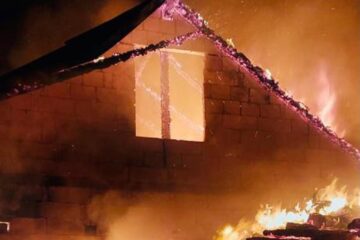 O întreagă gospodărie, cu casă și anexe, distrusă de un incendiu devastator