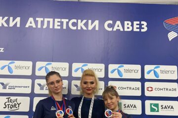 Antrenoarea Erzilia Țîmpău, alături de Talida Sfarghiu și Mădălina Sîrbu