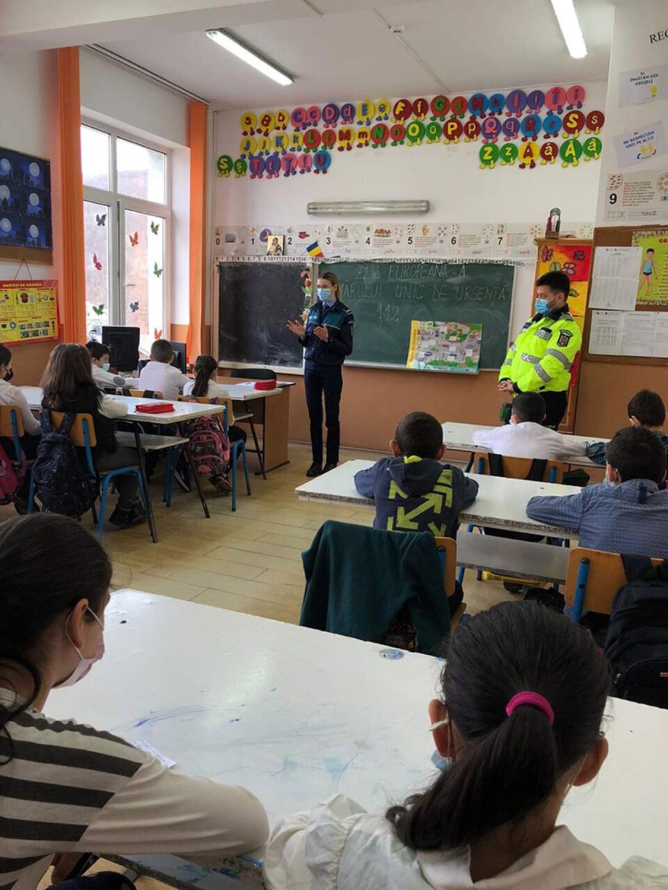 Acțiune a poliției printre elevi, privind pericolele de pe internet și cum se utilizează 112