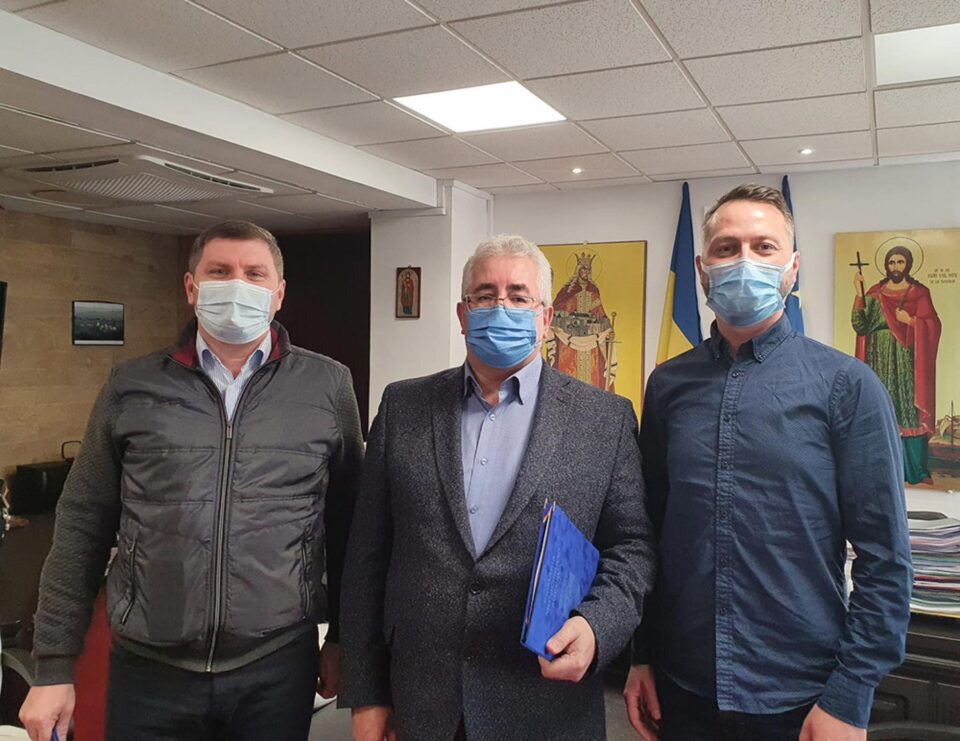 Primarul Ion Lungu a semnat contractul pentru realizarea documentației parcului fotovoltaic cu reprezentanții firmei SC 2 GMG Construct SRL Cluj-Napoca