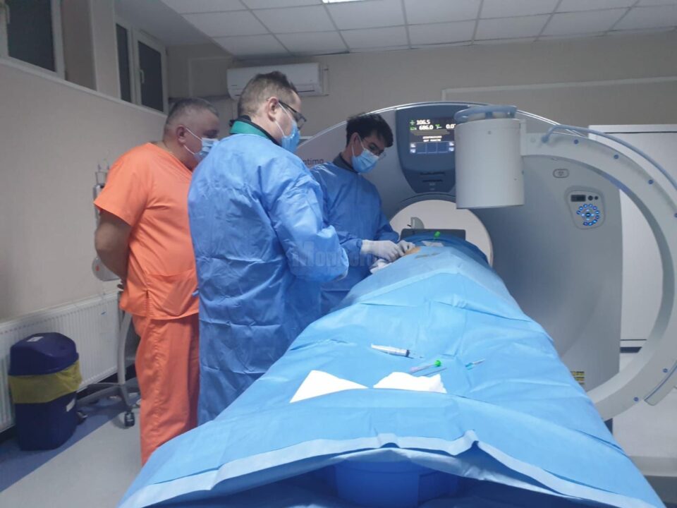 O echipă multidisciplinară de la Spitalul Județean de Urgență „Sf. Ioan cel Nou” Suceava a efectuat o intervenție în cadrul căreia au fost „topite” două metastaze osoase