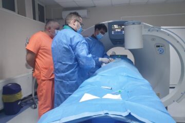 O echipă multidisciplinară de la Spitalul Județean de Urgență „Sf. Ioan cel Nou” Suceava a efectuat o intervenție în cadrul căreia au fost „topite” două metastaze osoase