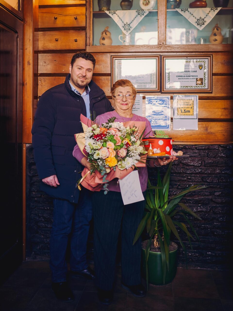 Surpriza deosebita pentru Cornelia Dumitrescu la sarbatorirea a 40 de ani cand a apărut oficial ciorba rădăuțeană - Foto Doru Clipa
