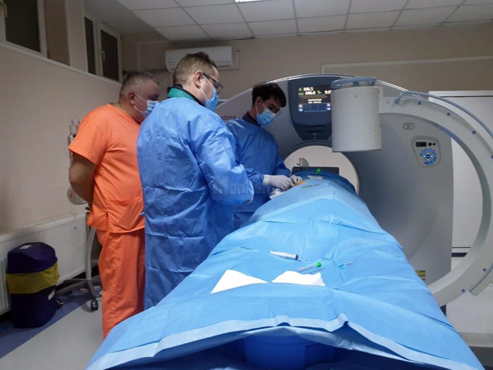 O echipă multidisciplinară de la Spitalul Județean Suceava a efectuat o intervenție în cadrul căreia au fost „topite” două metastaze osoase O echipă multidisciplinară de la Spitalul Județean Suceava a efectuat o intervenție în cadrul căreia au fost „topite” două metastaze osoase