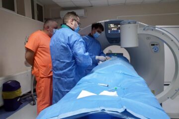 O echipă multidisciplinară de la Spitalul Județean Suceava a efectuat o intervenție în cadrul căreia au fost „topite” două metastaze osoase