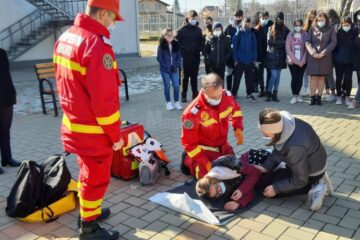 Lecții de prim ajutor „predate” elevilor de la Pătrăuți de către specialiști de la ISU „Bucovina”